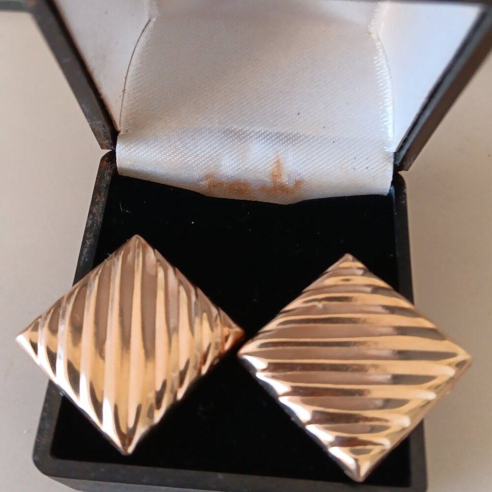 14KT Fine Gold  Stud Earrings